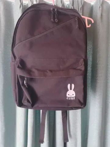 CUNE 블랙 백팩 토끼 로고 포함