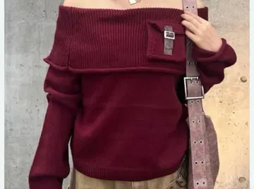 TINA: JOJUN 포켓 부착 오프숄더 니트