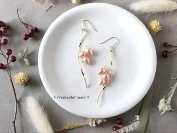 사랑스러운 새싹 같은 오렌지 핑크 담수 진주가 흔들리는 귀걸이