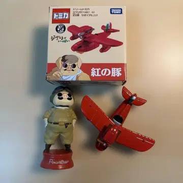 붉은 돼지 피규어와 비행기 세트