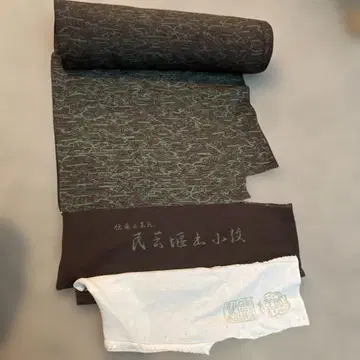 짙은 갈색과 그린의 미니 꽃무늬 코몬 옷감