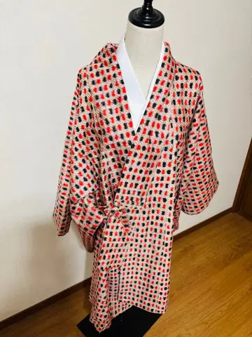 빨간색과 블랙 도트 무늬 겉옷 면