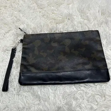 그린 레이블 릴랙싱 가죽 카모 패턴 클러치백