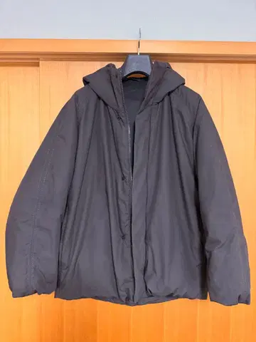 유니클로 U 퍼프 테크 볼륨 후드티 다크 브라운 S 사이즈 2024FW