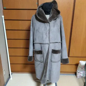 후드 부착 브라운 무스탕 코트