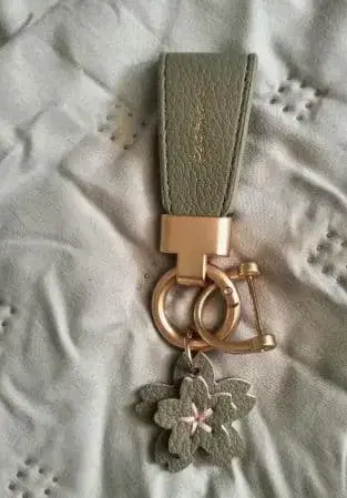 올리브 그린 벚꽃 모티브 키링