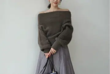 라쿤 폭스 오프숄더 니트 풀오버 모카