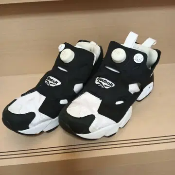 거의 새상품 리복 펌프 퓨리 화이트 블랙 23.5cm