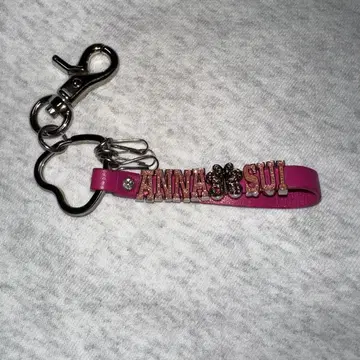 ANNA SUI 로고 키링