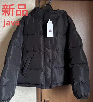 [자바 콜라보] 숏 기장 후드 부착 충전솜 페이크 다운 코트