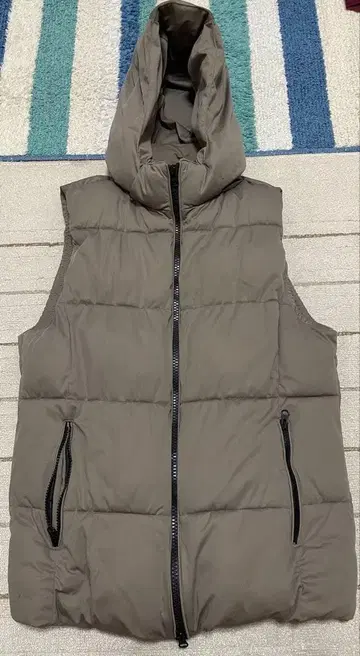 브라운 후드 부착 퀼팅 다운 베스트 AZUL