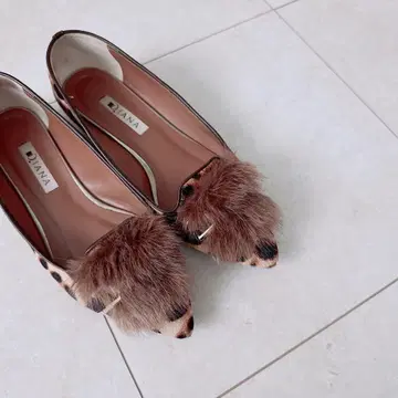 D. IANA 레오파드 퍼 펌프스