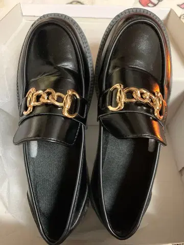 블랙 체인 장식 로퍼