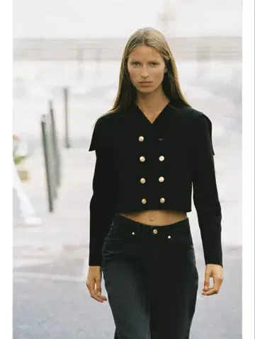 이번 시즌 신상 완판템 ZARA 블랙 긴팔 크롭 상의