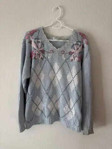 라이트 블루 다이아몬드 패턴 니트