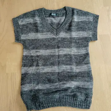 B.K.M.S. 슬리브리스 니트 V넥 브라운 계열