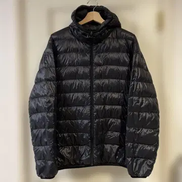 유니클로 울트라 라이트 다운 후드티 블랙 L 사이즈