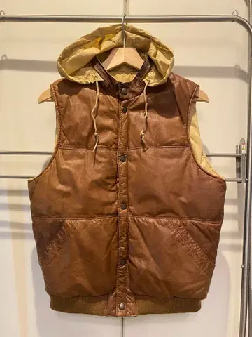 브라운 가죽 후드 부착 다운 베스트