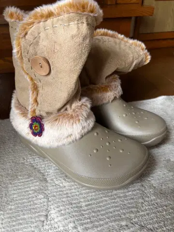 Crocs 퍼 달린 부츠 브라운