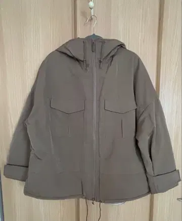 유니클로 화이트 마운티니어링 브라운 다운 자켓