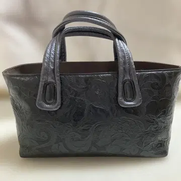 블랙 가죽 꽃무늬 핸드백