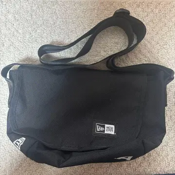 [ 상태 좋음 저렴 ] NEW ERA 숄더백 블랙