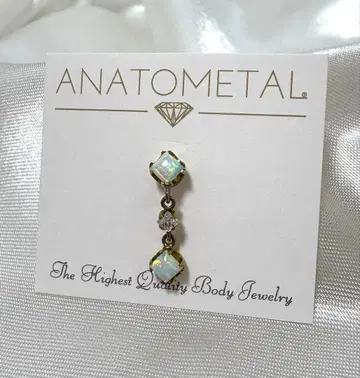 아나토메탈 프린세스 댕글 엔드 화이트 오팔 16g 3연 귀걸이