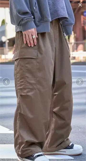 와이드 테이퍼드 카고 팬츠 그레이쉬 베이지