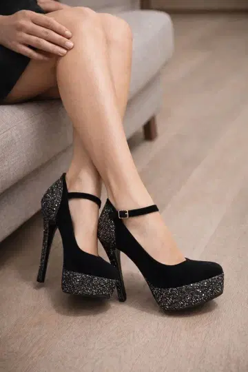 블랙 라메 통굽 하이힐 스트랩 펌프스
