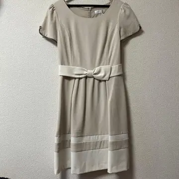 베이지 리본 포함 무릎 기장 원피스 반팔