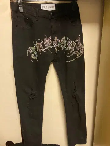 스톤 장식 블랙 스키니 팬츠
