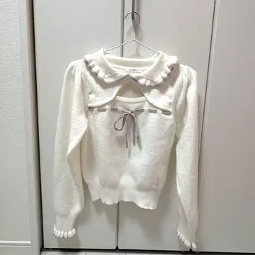 evelyn 화이트 카라 부착 리본 니트