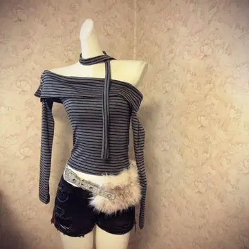 헤이세이 갸루 00s 오프숄더 그레이와 블랙 스트라이프 T셔츠 그런지