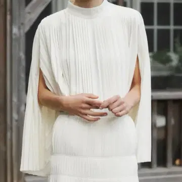 로브 블랑 Powder Satin Pleats Cape Blouse