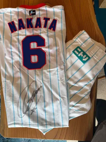 나카타 쇼 선수 착용 유니폼 상하의 세트 등번호 아래 친필 사인 포함.