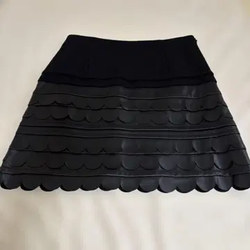 블랙 스캘럽 디자인 플레어 스커트