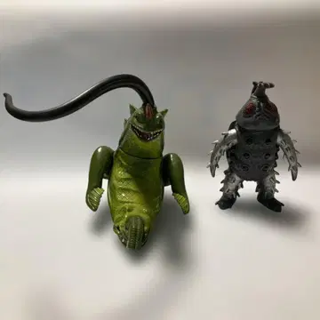괴수 피규어 세트 두 마리의 머리와 촉수 포함