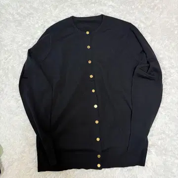 뮤즈 두즈엠 클래식 가디건 크루넥 골드 버튼 로고 금장 장식