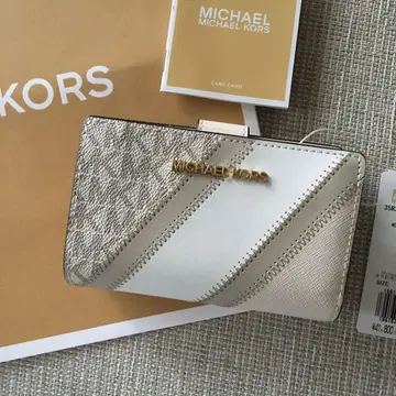 새상품 MICHEAL KORS 마이클코어스 이단 접이식 지갑 화이트