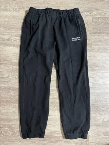 Mercedes Anchor inc. 블랙 스웨트 팬츠