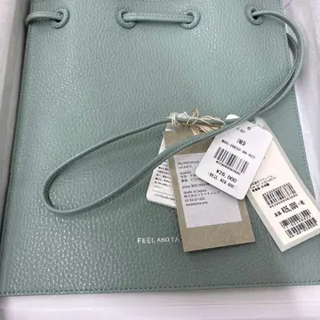 새상품 FEEL AND TASTE 가죽 복조리백 플랫 그레이 베이지