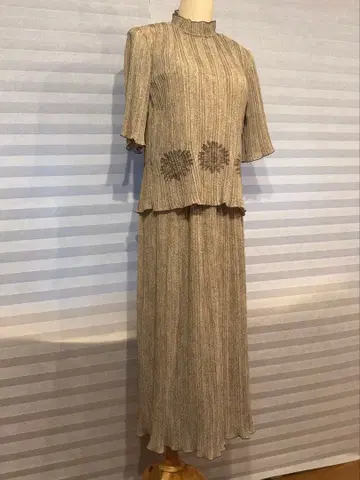 하디에미스 베이지 계열 플리츠 꽃무늬 자수 셋업