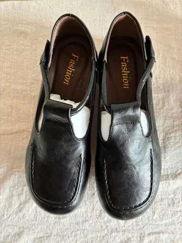 블랙 가죽 T 스트랩 로퍼