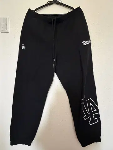 블랙 스웨트 팬츠 로고 프린트