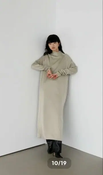 베이지 하이넥 긴팔 롱 원피스