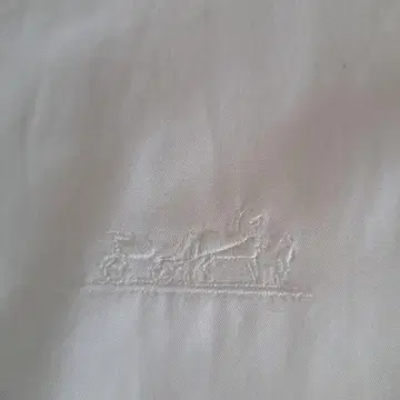 자수 로고 포함 화이트 긴팔 셔츠