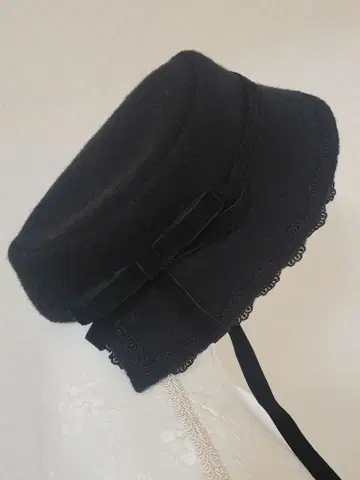 슈에트 상토의 기도 보닛 블랙