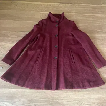 오프닝 세레모니의 크림슨 컬러 A라인 코트