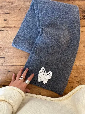 나비 모티브가 달린 그레이 머플러