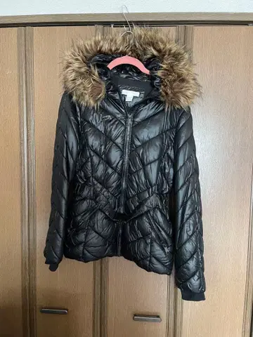 퍼 포함 블랙 다운 자켓 충전솜 코트